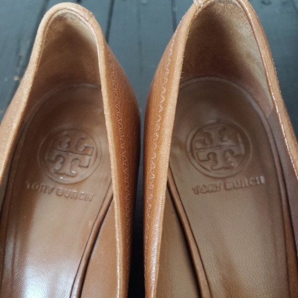 Tory Burch Women's 8 Tan Leather Wedge Heel Flats Shoes Gold Hardware Designer - Picture 6 of 10